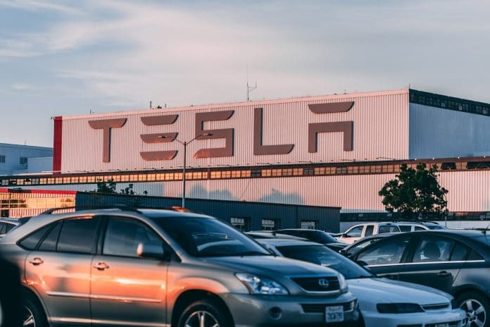 Qu'est-ce qui explique la hausse fulgurante du titre Tesla en bourse ?